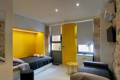 [Bracket]      Studio