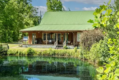 Image de Private Cabin on 40 acres! Fish-Hunt-Dog Friendly 2 Ponds, Fireplace, Secluded
