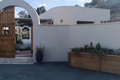 Image de Villa romantique avec piscine et bain à remous privatif