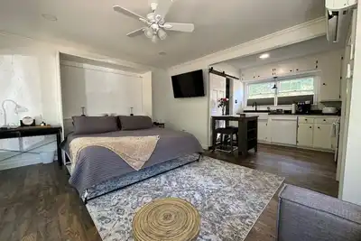 Image de 4 miles from Downtown this charming studio offers a cozy retreat for your stay.