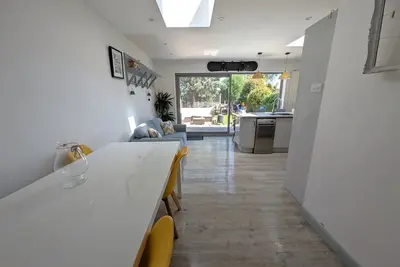 Image de Goodwood Fos, 3 bedroom House with Garden & Parking, located in Chichester.