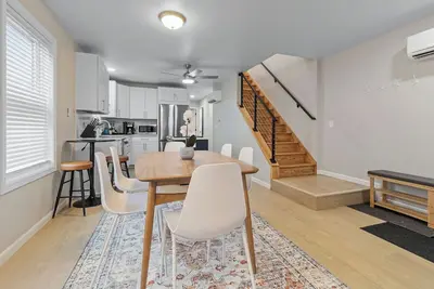 Image de Stay & Play: New 3br, Hot Tub + Games