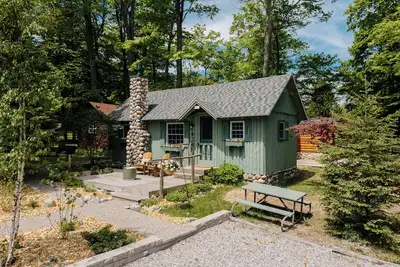 Image de New cozy cottage a short walk to Northport and Lake Michigan!