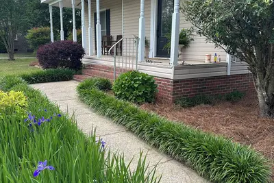 Image de Spacious family home minutes from public boat launch, shopping and hospitals.