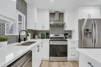 Image de \"Rodeo\" Upper Suite in trendy Killarney - Huge backyard