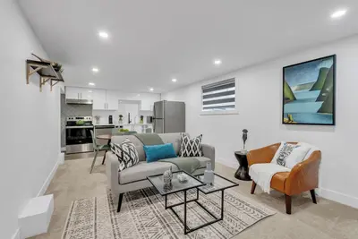 Image de Safari: Renovated & Upgraded 2 Bed Lower Suite - City Centre