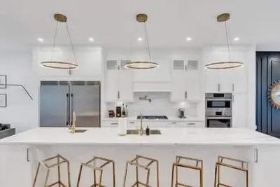 Image de Opulence - Luxury | King Beds, A/C + Parking + Ev Charger