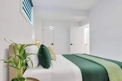 Image de Emerald: Stylish Lower-Suite in Trendy Killarney