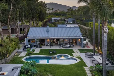 Image de Sprawling garden compound with Pool, Spa and steps to Exclusive Private Beach