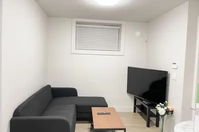 Image de Brand New Cozy 2 Bedroom Basement Suite