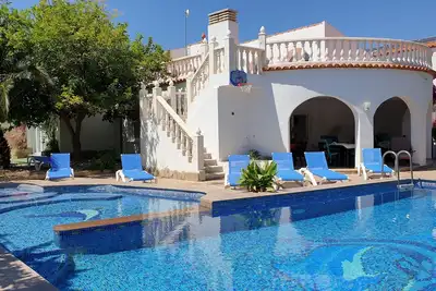 Image de 8 BRs, 4 baths, Full A/C, 2 pools, jacuzzi, Bbq, 1000Mbps fiber Internet