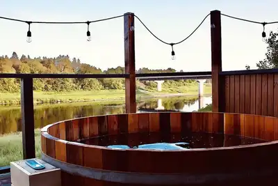 Image de Cozy Cabin with Large Cedar Hot Tub