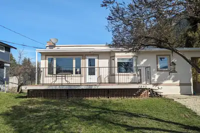 Image de Cottage on the lake in the Shuswap - private beach - buoy for boat available