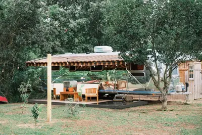 Image de James Island Airstream- Between Downtown & Folly Beach. Creekside Glamping!