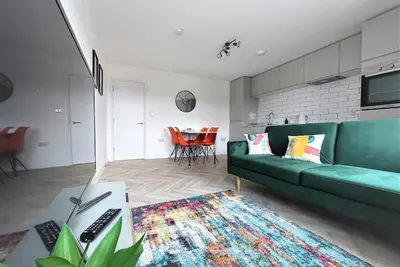 Image de Appartement-Moderne-Salle de bain privée séparée-Vue sur Rue