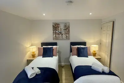 Image de Vue sur Rue-Maison-Salle de bain privée séparée