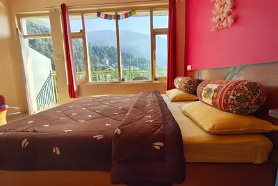 Image de Golden View BnB Mcleodganj \nRoom with private balcony facing mountain view.