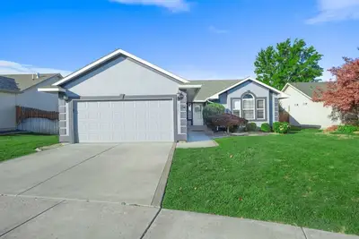 Image de Large Living Space, Private Garage & Yard #2121