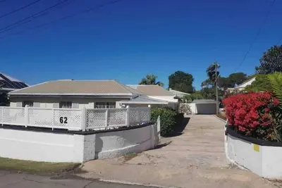 Image de 3 Bedroom Family Cottage 5 mins walk to beach and all amenities