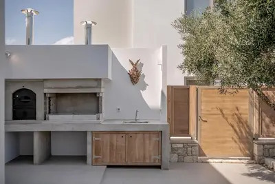 Image de Exquisite Chania Estate | Villa Beerus | 8 Bedrooms | Spacious Outdoor Area with Three Private Pools and Sea View | Platanias | Tavronitis