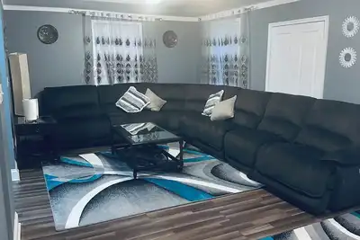 Image de Private, Relaxing, quite, 3 Bedroom  Unit, sleeps 6 to 8 people