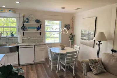 Image de The Baycation House a few blocks 2 Waveland pier