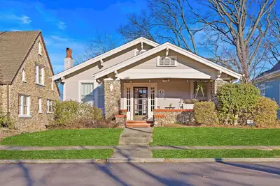 Image de 101 Year Old Southern Charmer ~~Hot Tub~~ Great Location