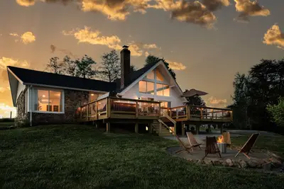 Image de 4br! Mountain View! Hot Tub! Fire Pit. Games. King beds. Sleep 8! Near Snp.