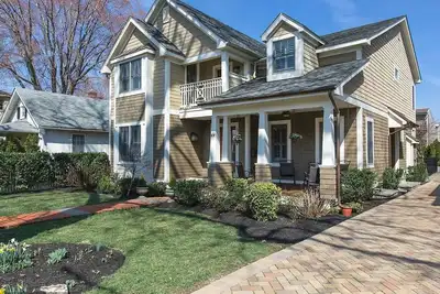 Image de Stunning Home Nestled on the Peninsula of Eastport