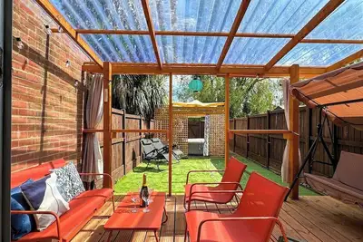 Image de 44 The Oasis - Central 2-bedroom Townhouse with Hot Tub and Private Parking!