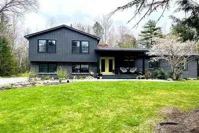 Image de Modern 4 Bedroom House in Quiet Bangor Neighborhood
