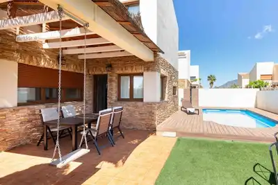 Image de Maison moderne avec piscine, jardin, vue sur les montagnes et barbecue