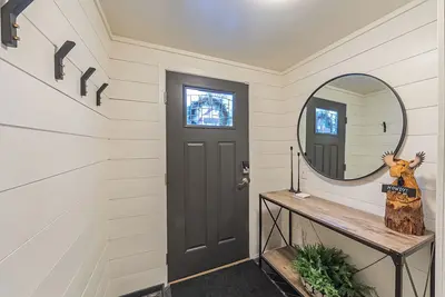 Image de 3 Miles from Airport! 2 Minute Walk to Groceries!