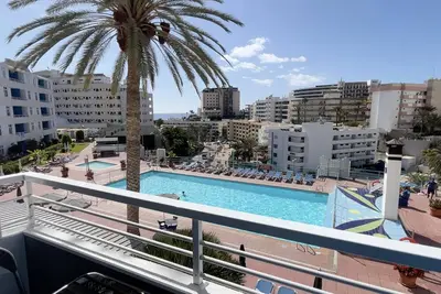 Renovated Apartment by the Beach and Yumbo Centre