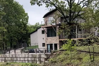 Image de Beautiful Modern mountain getaway overlooking water with fountain.