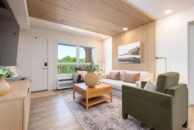 Image de Downtown, Pool, Free Parking, 2 blocks to lake, 25 restaurants and 50 stores.