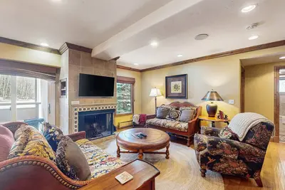 Image de Mtn-view luxe condo next to golf/Nordic ski with pool, hot tub, game room, & Bbq