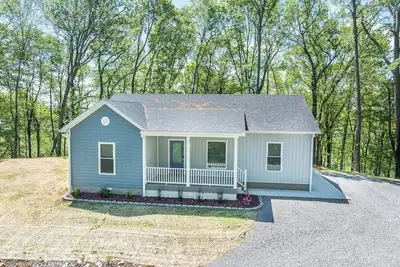 Image de Fishing, duck hunting, boating or whatever else Lake Barkley has to offer. This is your stay!