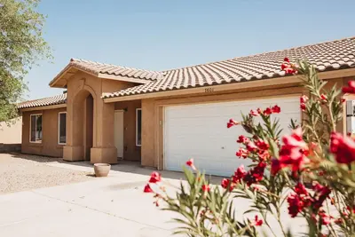 Image de 8 beds-Cozy East Yuma Home