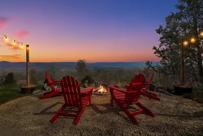 Image de Chalet w Stunning Views, Hot Tub, Fire Pit, & WiFi