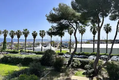 Image de Appartement climatisé pour 4 personnes avec vue mer et piscine sur le Port d'Hyères