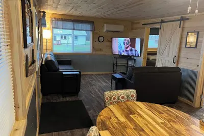 Image de Beautiful Cabin at Round Lake Resort - Red Cabin