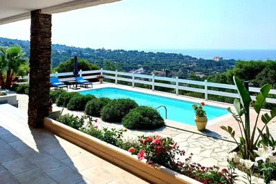 Image de Superbe vue sur la baie de ST_TROPEZ, Dependance de Villa avec piscine, 4 pl.