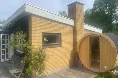 Image de Spacious summer house with pool.