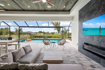 Image de Peach Paradise – Luxury Waterfront Villa with Private Pool and Spa, sleeps up to 12