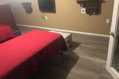 Image de R/R in the country. Minutes away from downtown, family park, & high speed racing