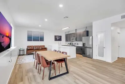 Image de Rooftop View, King Bed, 3 Story, Garage