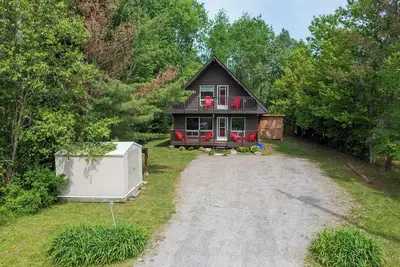 Image de Cozy Family-Sized Cottage in Kearney - Hot Tub & Sauna 3 Min walk to Perry Lake