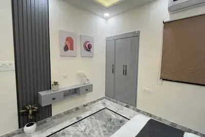 Luxury 3bhk 5 min from Metro Station with Projector, Ac, Wifi, Kitchen-Dune Cove