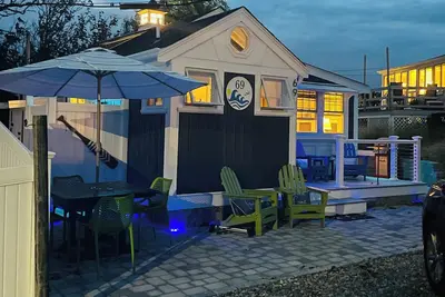 Image de Enchanting Seaside Cottage, Steps To The Beach!